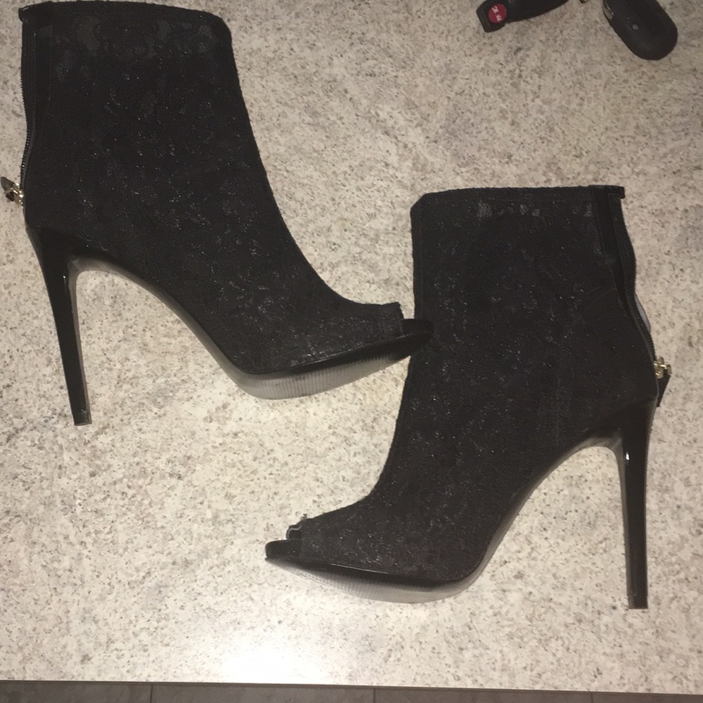 GUESS NWT BLACK LACE ARAYA PEEP TOE BOOTIES SIZE 9 - Picture 10 of 10